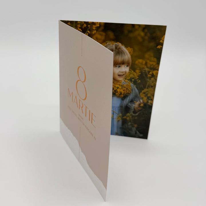 Felicitare 8 Martie cu Folio Auriu – 15x20 cm